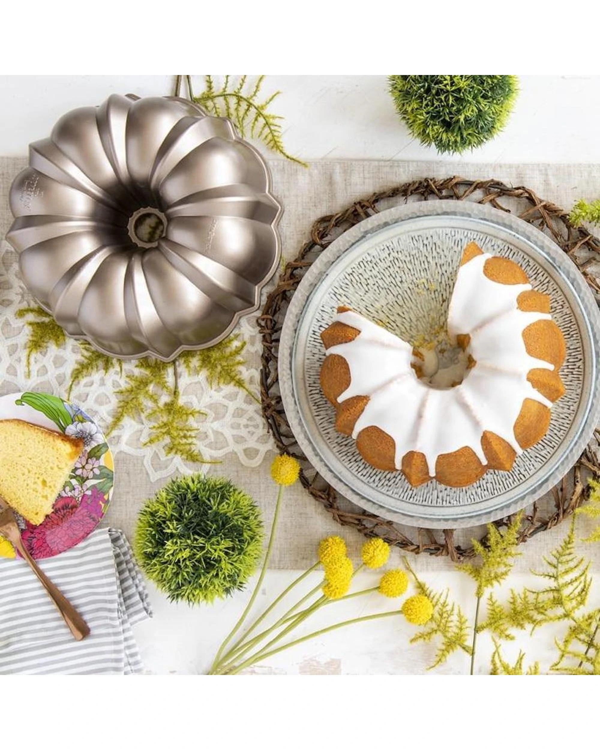 4 Nordic Ware Toffee Original Bundt Pan  26.5 x 26.5 x 9.5cm, 4 of 5