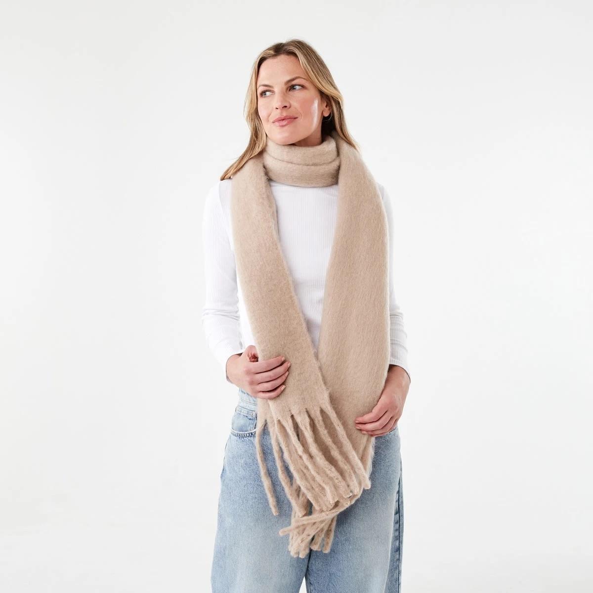 3 Fluffy Scarf Bone Beige, 3 of 3