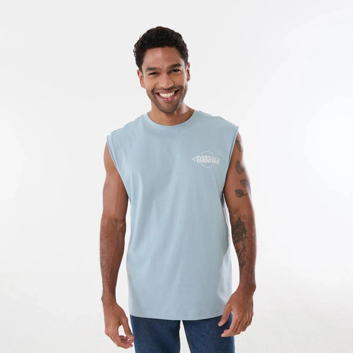 1 Graphic Curved Hem Muscle EVERYDAY ESSENTIAL, 1 of 6