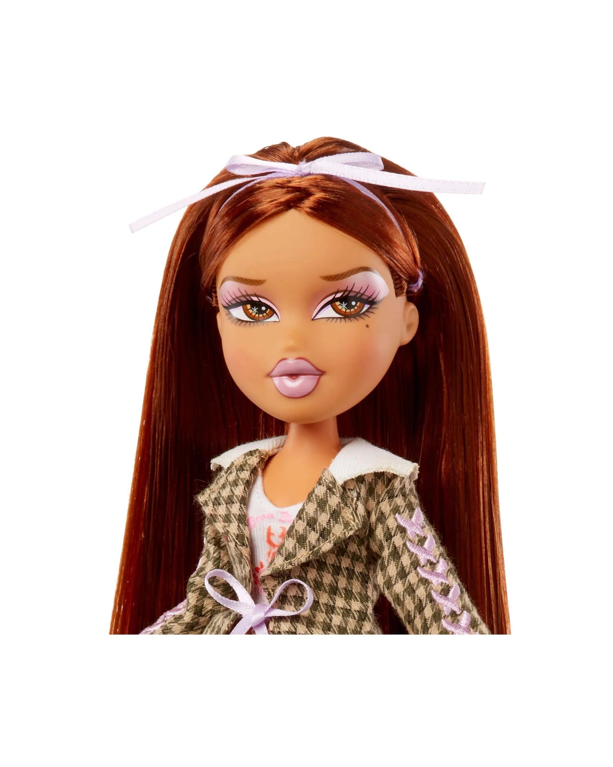 7 Bratz Stylin' Yasmin Fashion Doll with Oversized Tee, 7 of 8