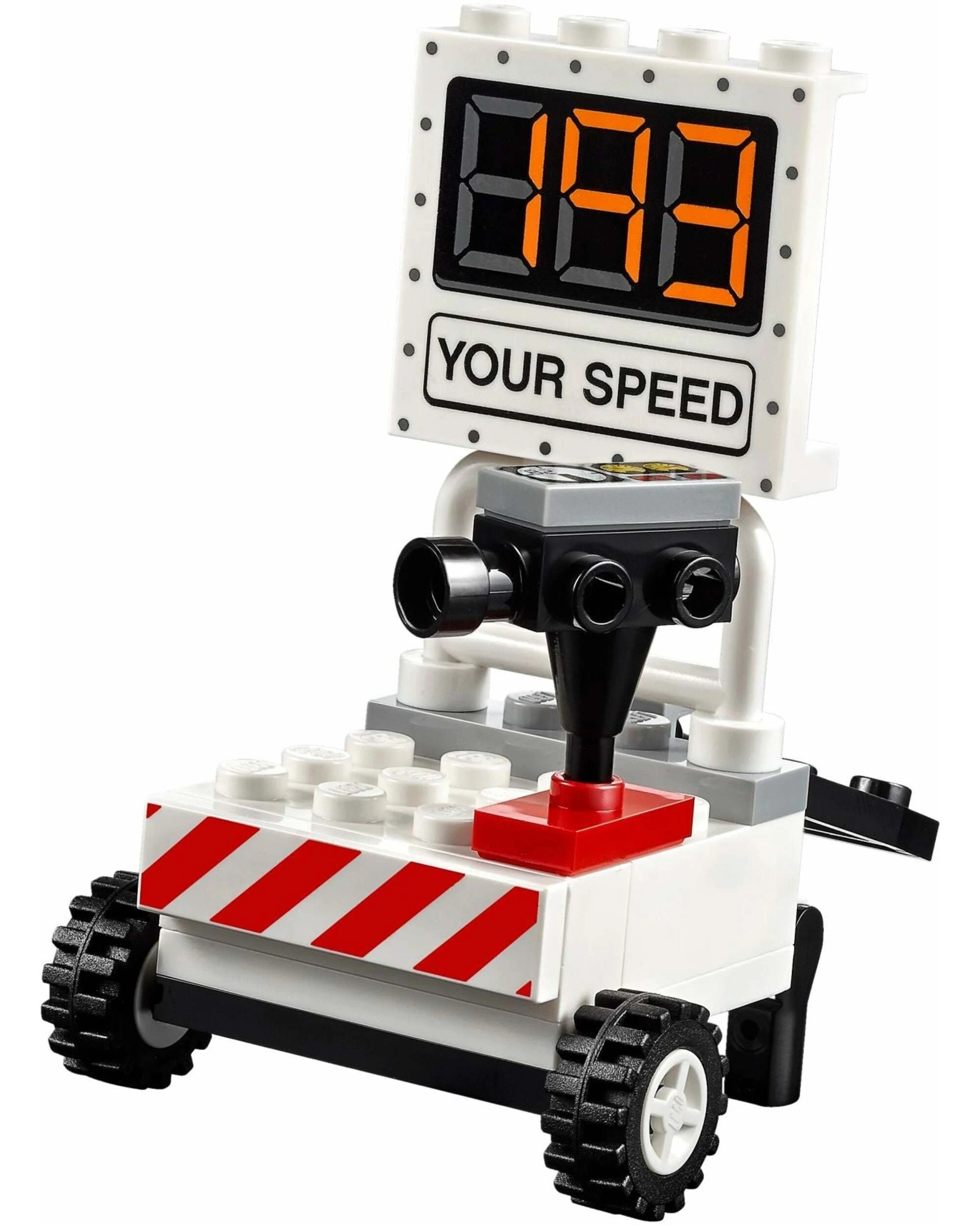 4 LEGO 10742 Juniors: Lightning McQueen Speed Training, 4 of 5