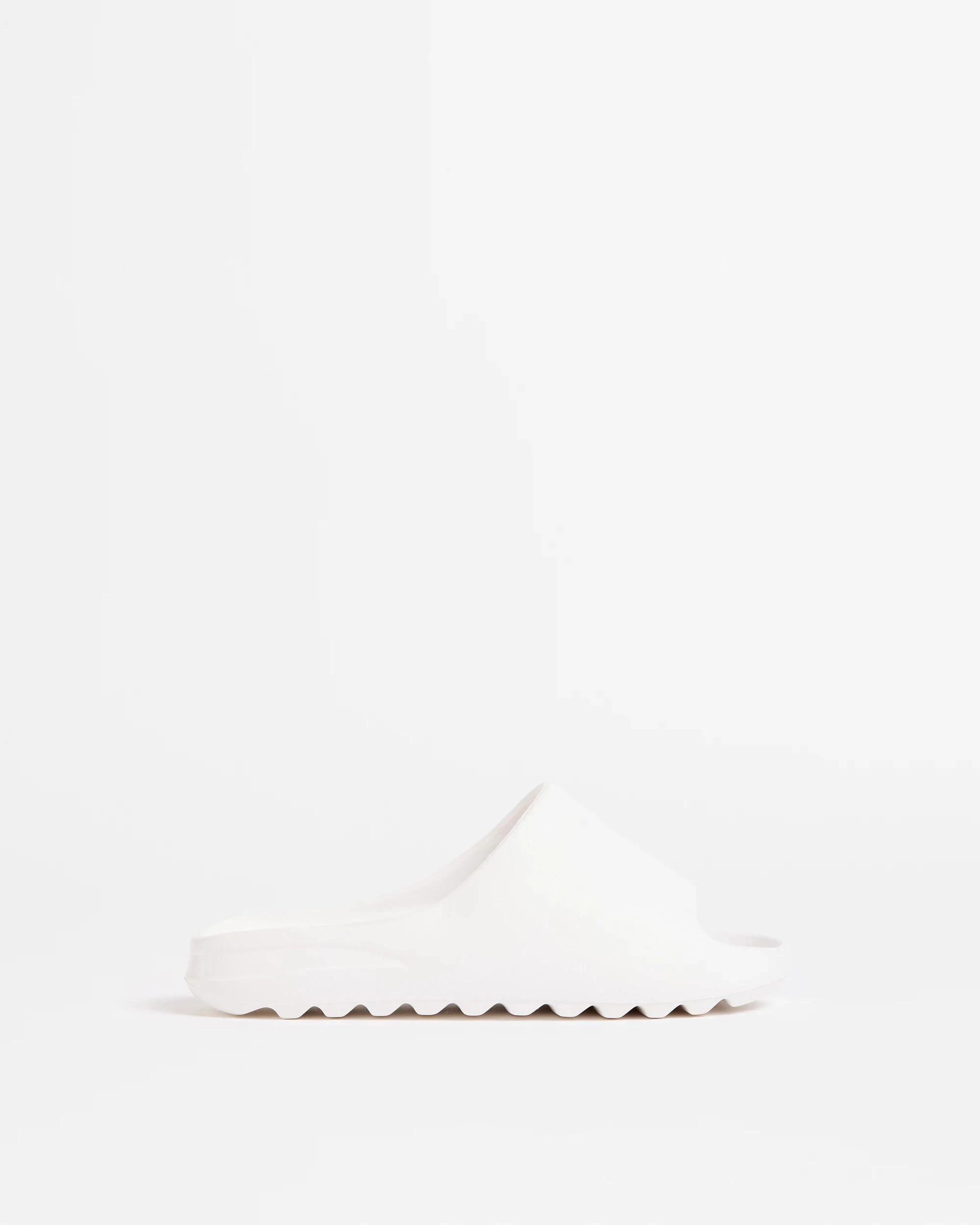 1 Target Boys Senior Moulded Pool Slides WHITE, 1 of 3