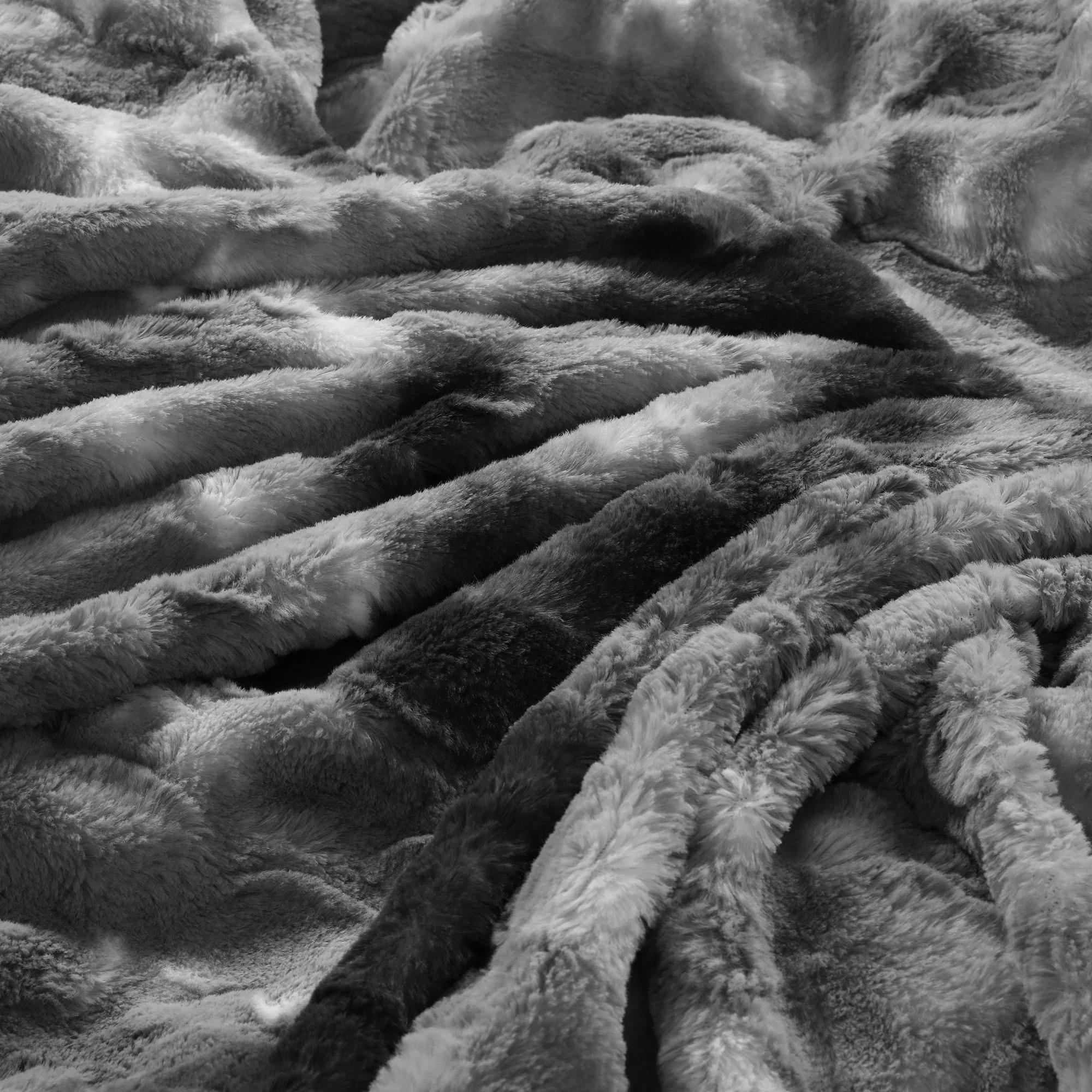 3 Dreamz Medium Greyfaux Fur Blanket, 3 of 5