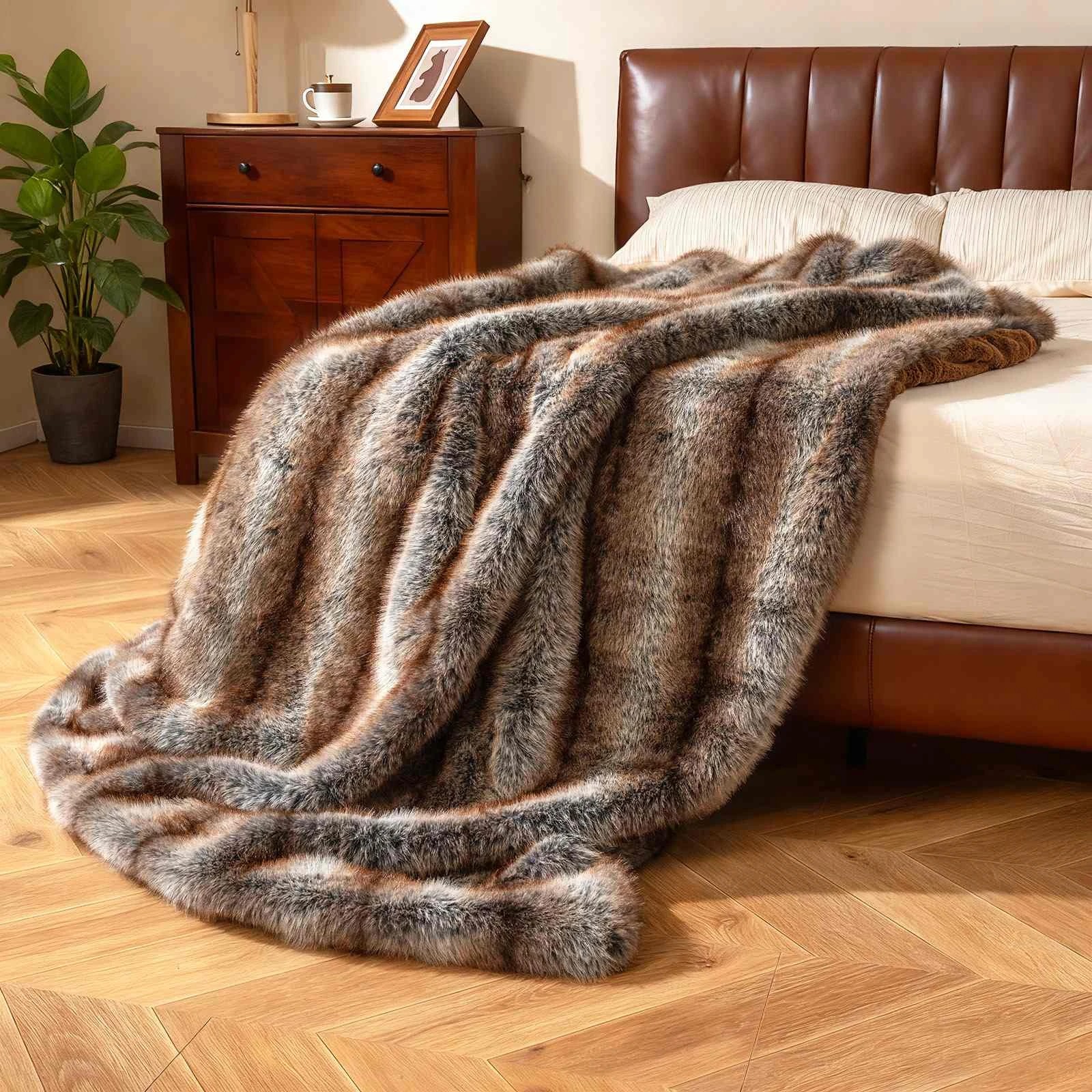 2 Costway Fluffy Throw Blanket 780GSM Plush Fuzzy Faux Fox Fur Blanket, 2 of 3