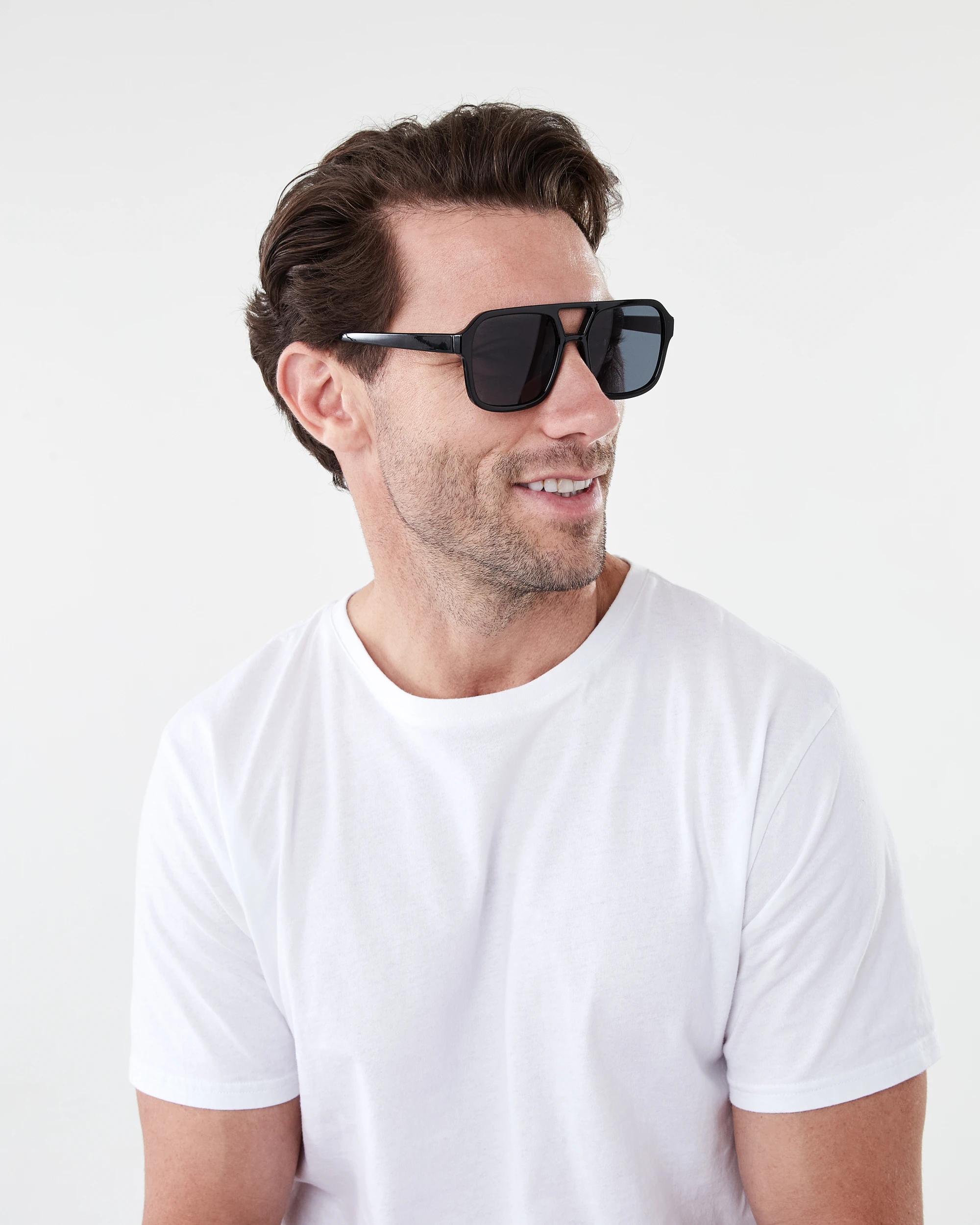 4 Classic Aviator Sunglasses Black, 4 of 5