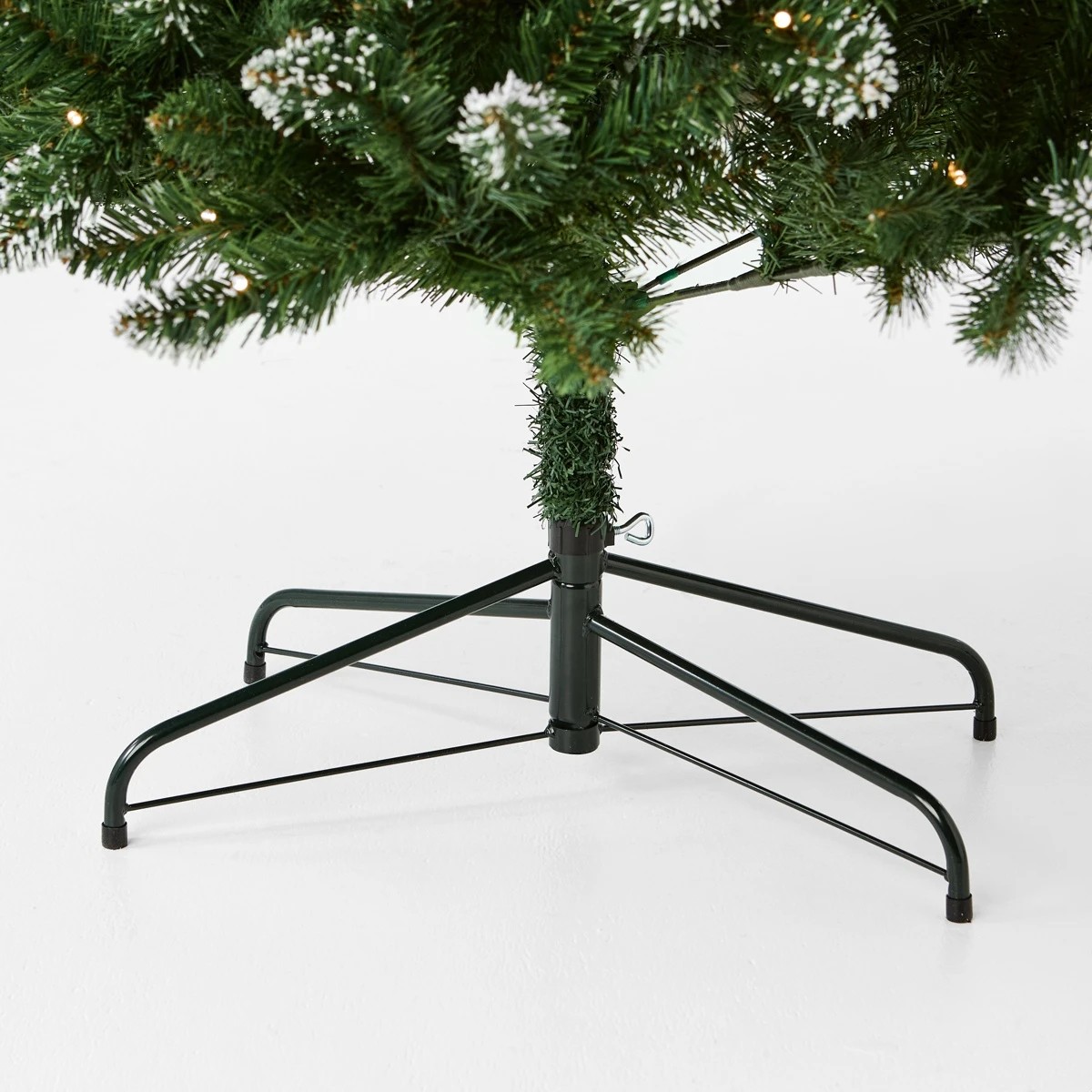 5 2.13m (7ft) Flocked Pine Prelit Christmas Tree, 5 of 7