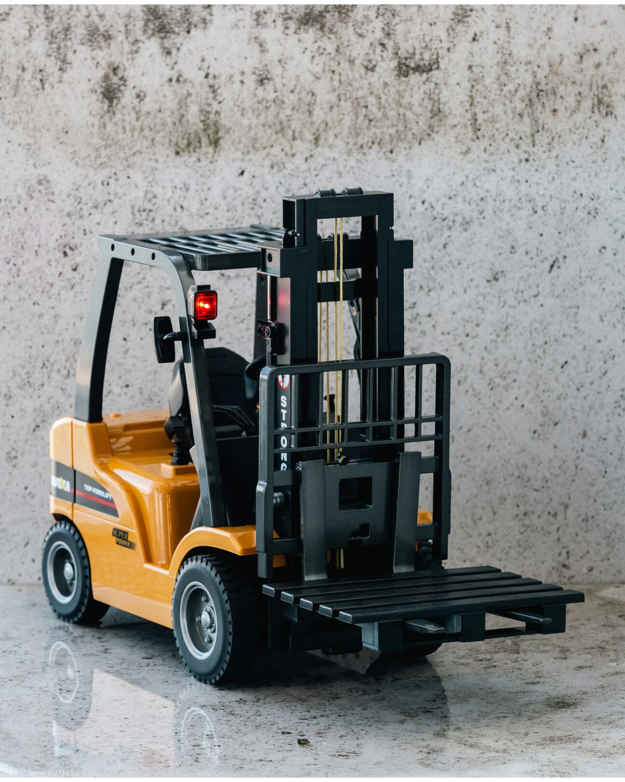 3 Gem Toys 1:10 Scale 2.4G 8-Channel Metal Remote Control Forklift Construction Vehicle with Lifting Function & Sound, 3 of 9