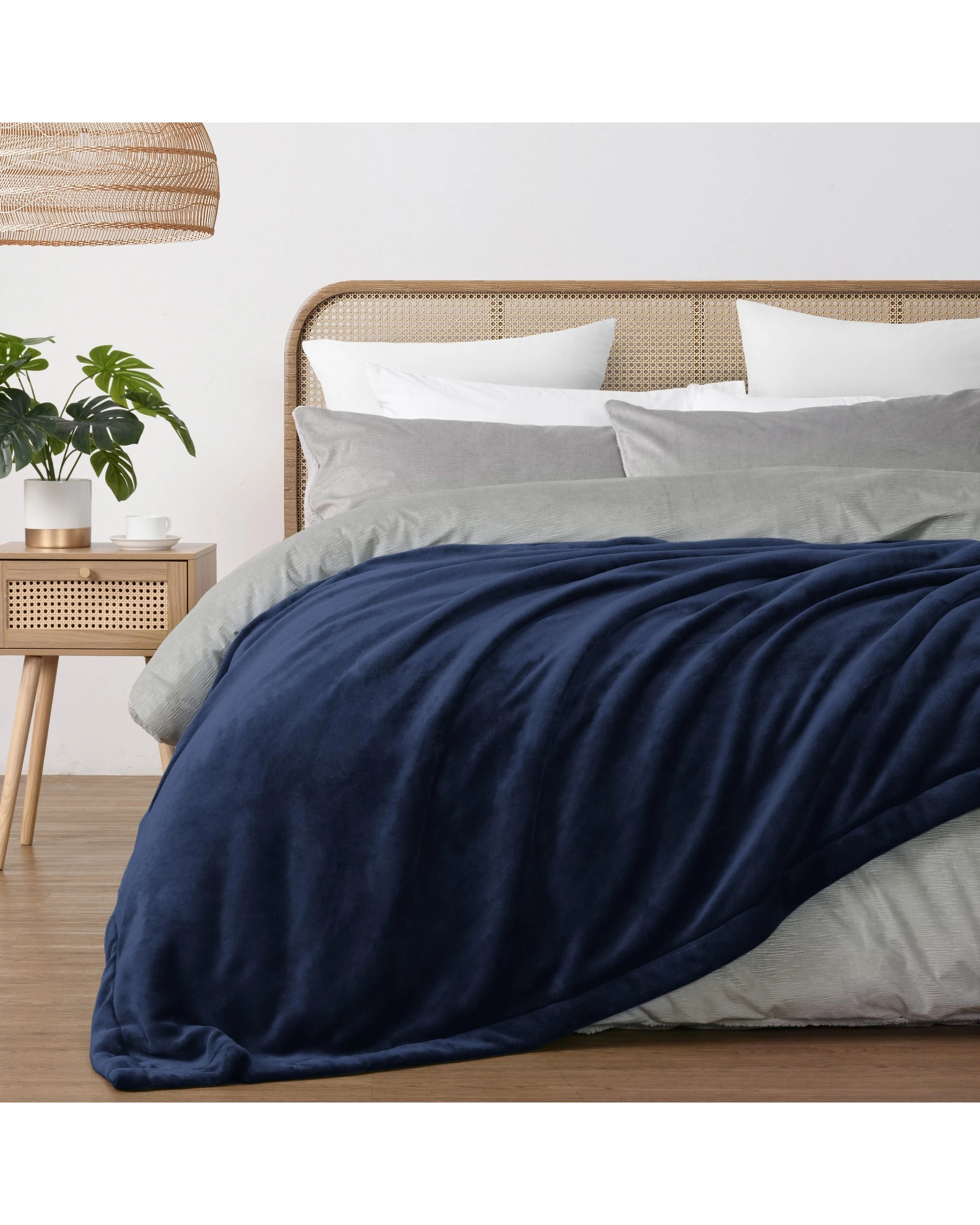 1 Serene Hudson Fleece and Sherpa Reverse Blanket 240x250cm (Queen/King Bed) - Midnight Blue, 1 of 6