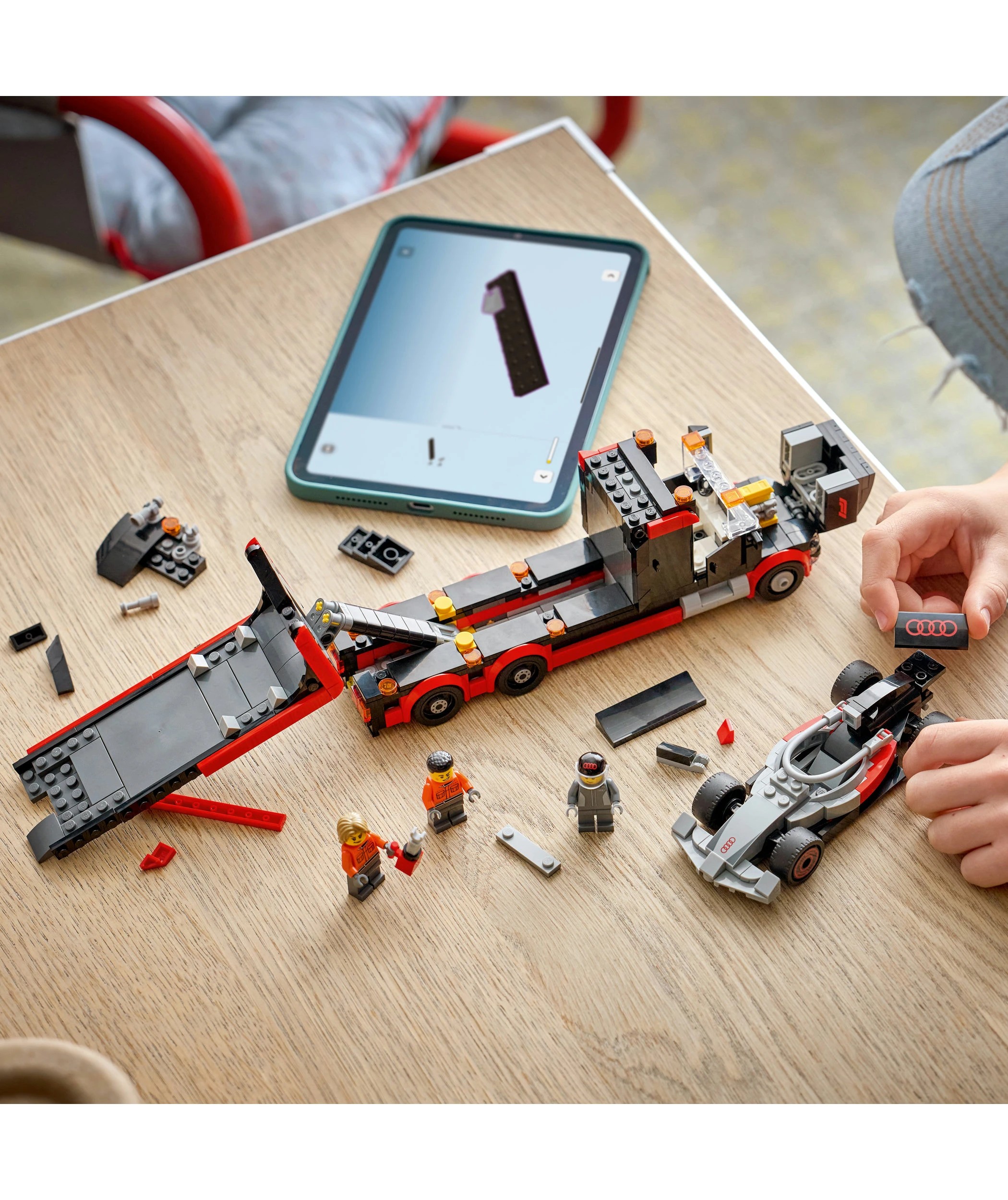 8 LEGO City F1 Display Truck with Audi F1 Race Car 60493, 8 of 10