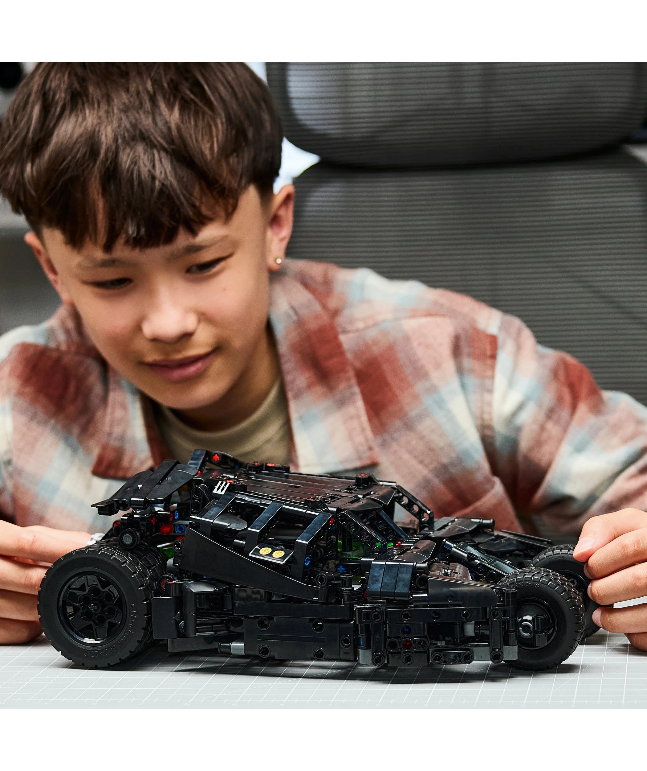 8 LEGO Technic Batmobile Tumbler 42239, 8 of 10