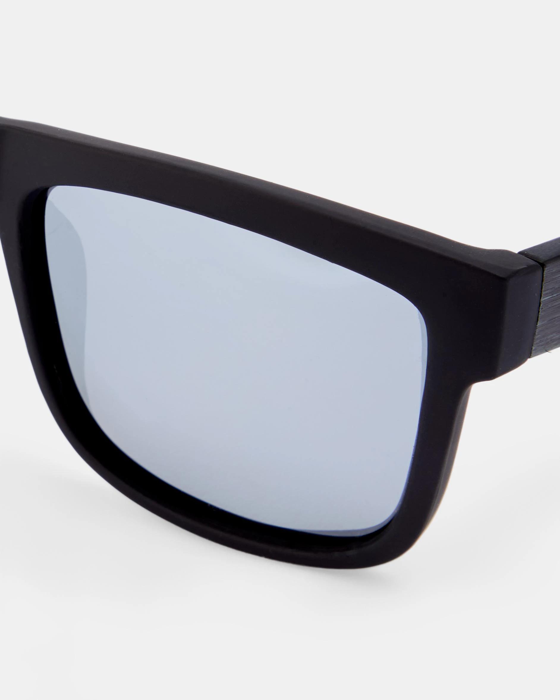 4 D-Frame Sunglasses Black, 4 of 5