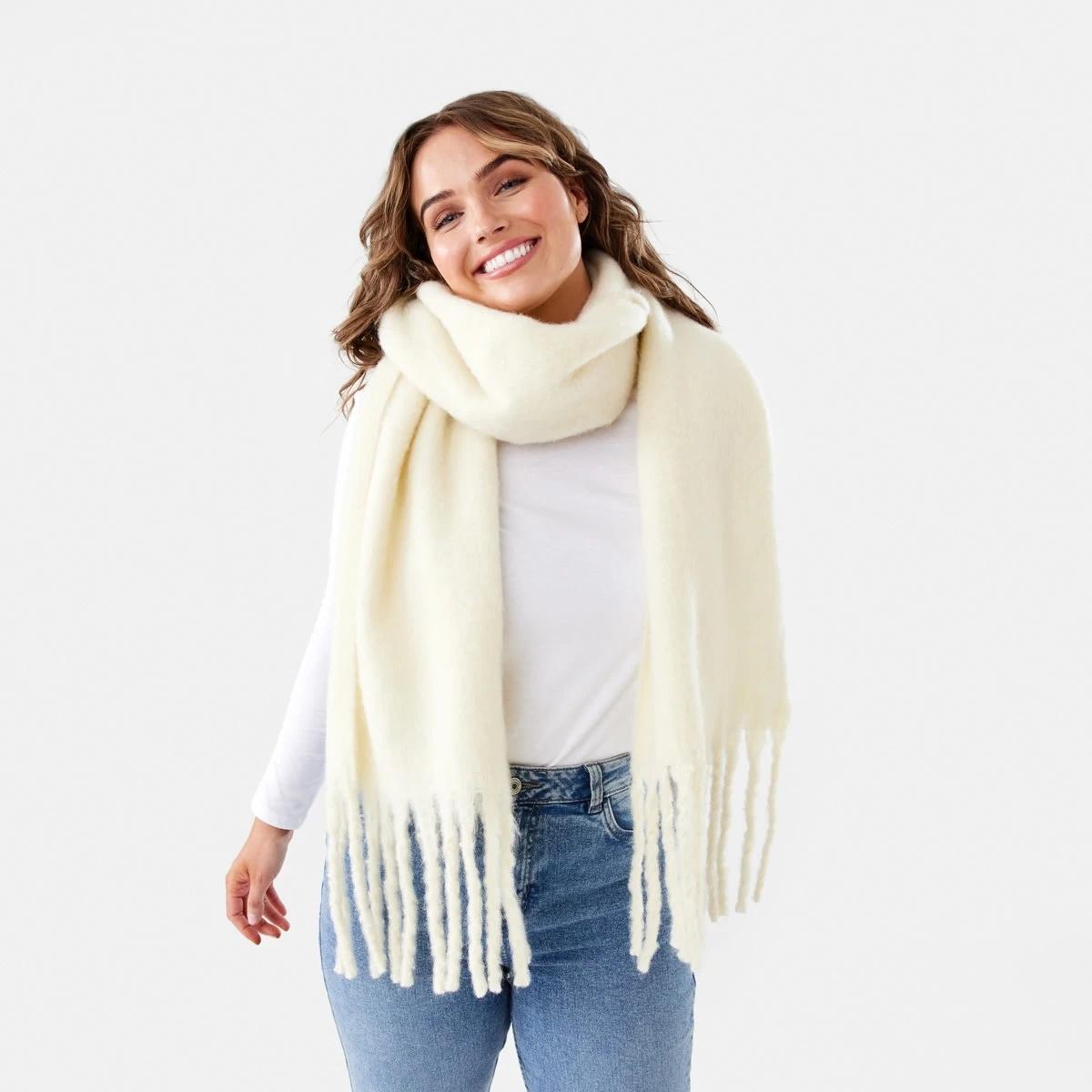 3 Fluffy Scarf Glow Yellw, 3 of 3