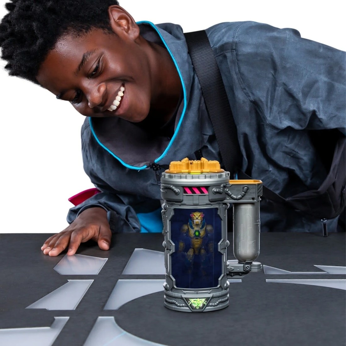 7 MrBeast Lab Mutation Chamber: Experiment to Create Your Beast Release the Exclusive Golden Panther Figure, 7 of 10