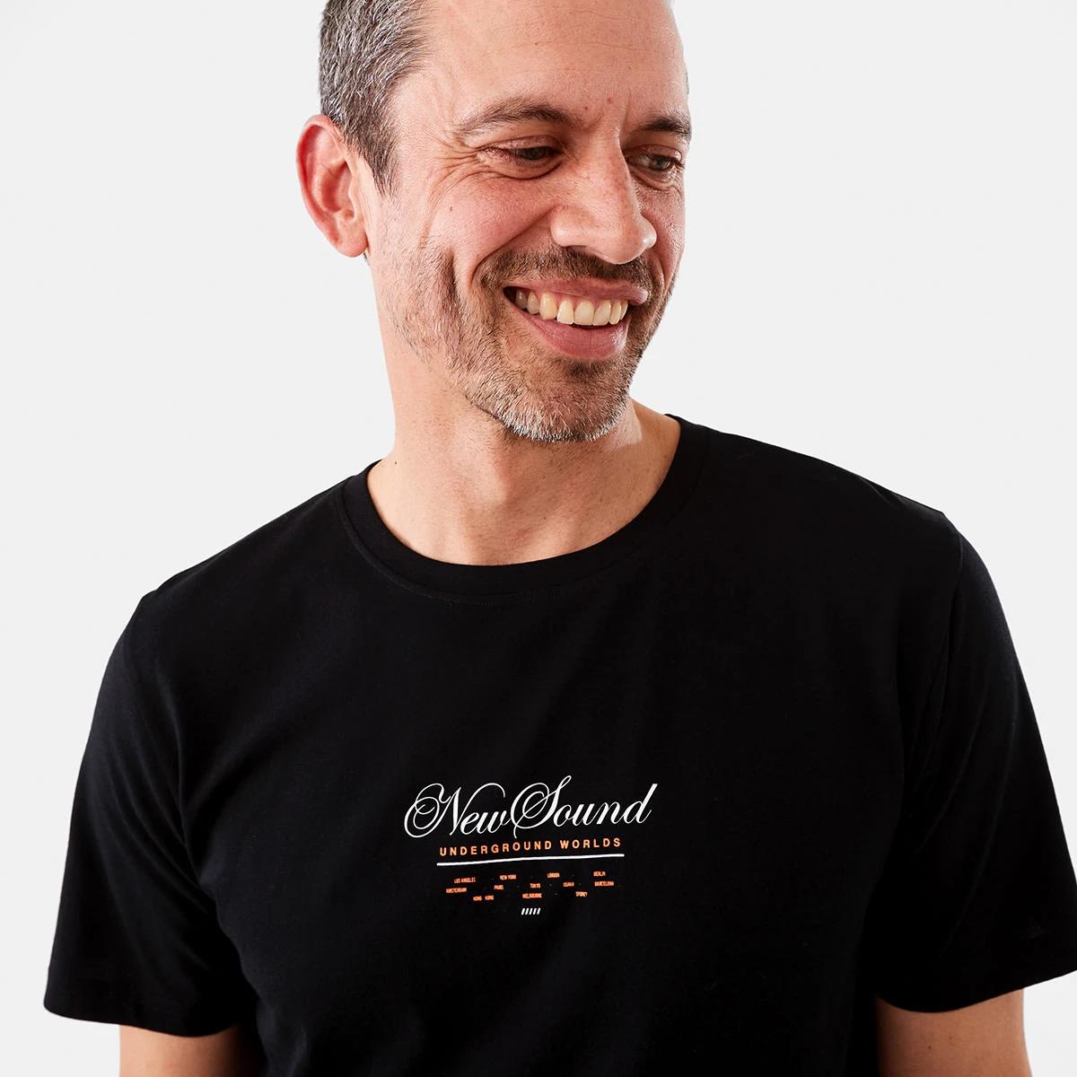 4 Curved Hem Graphic T-shirt Black, 4 of 6