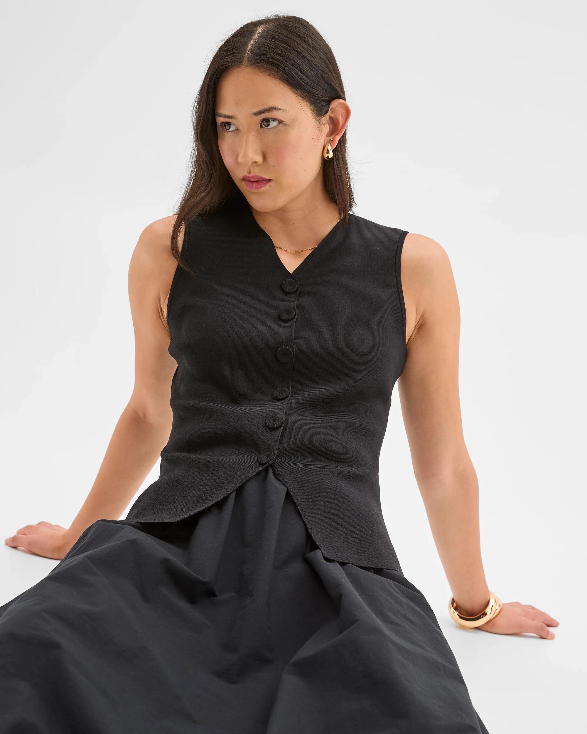 1 Preview Sleeveless Crepe Knit Vest BLACK, 1 of 9