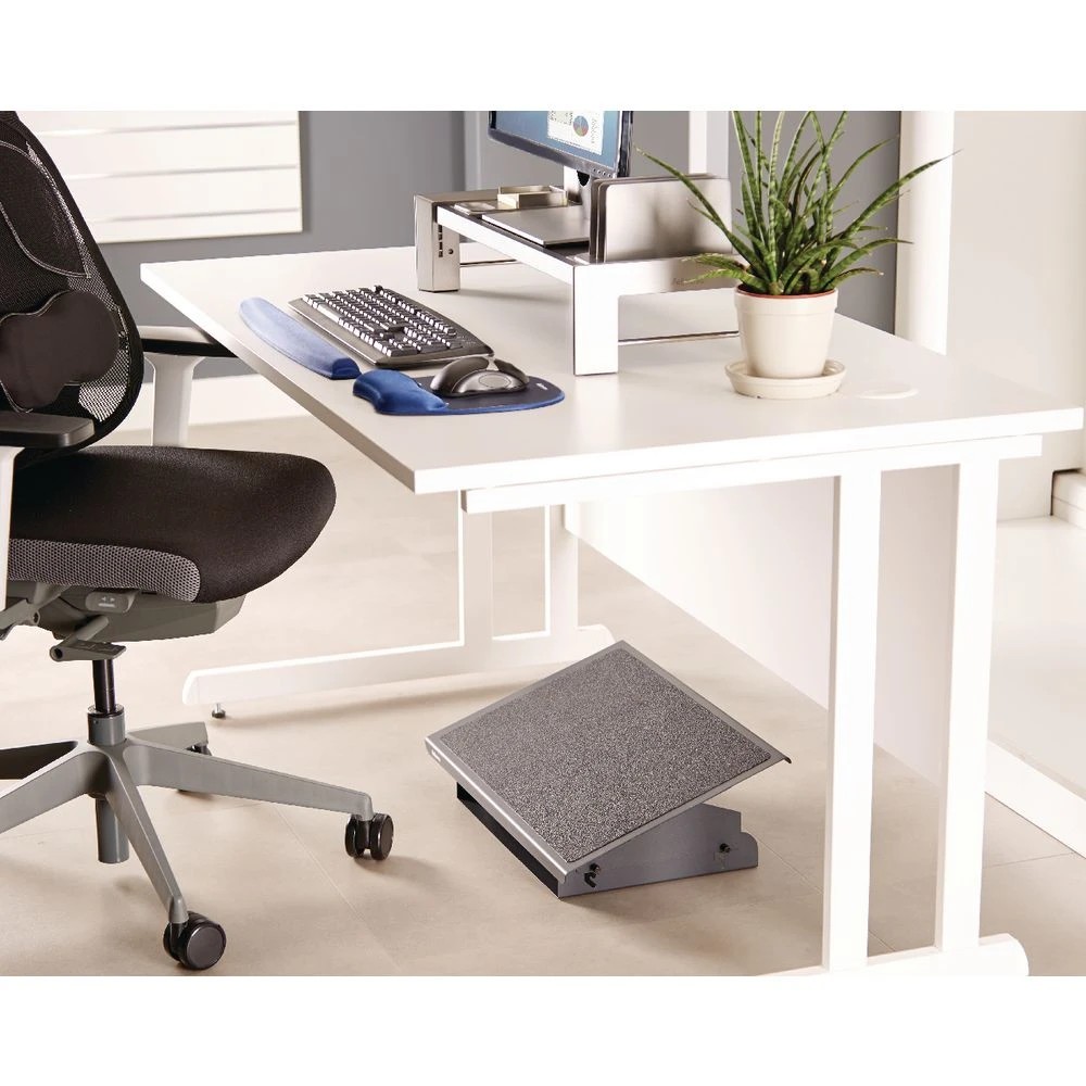 3 Fellowes Professional Steel Footrest, 3 of 4