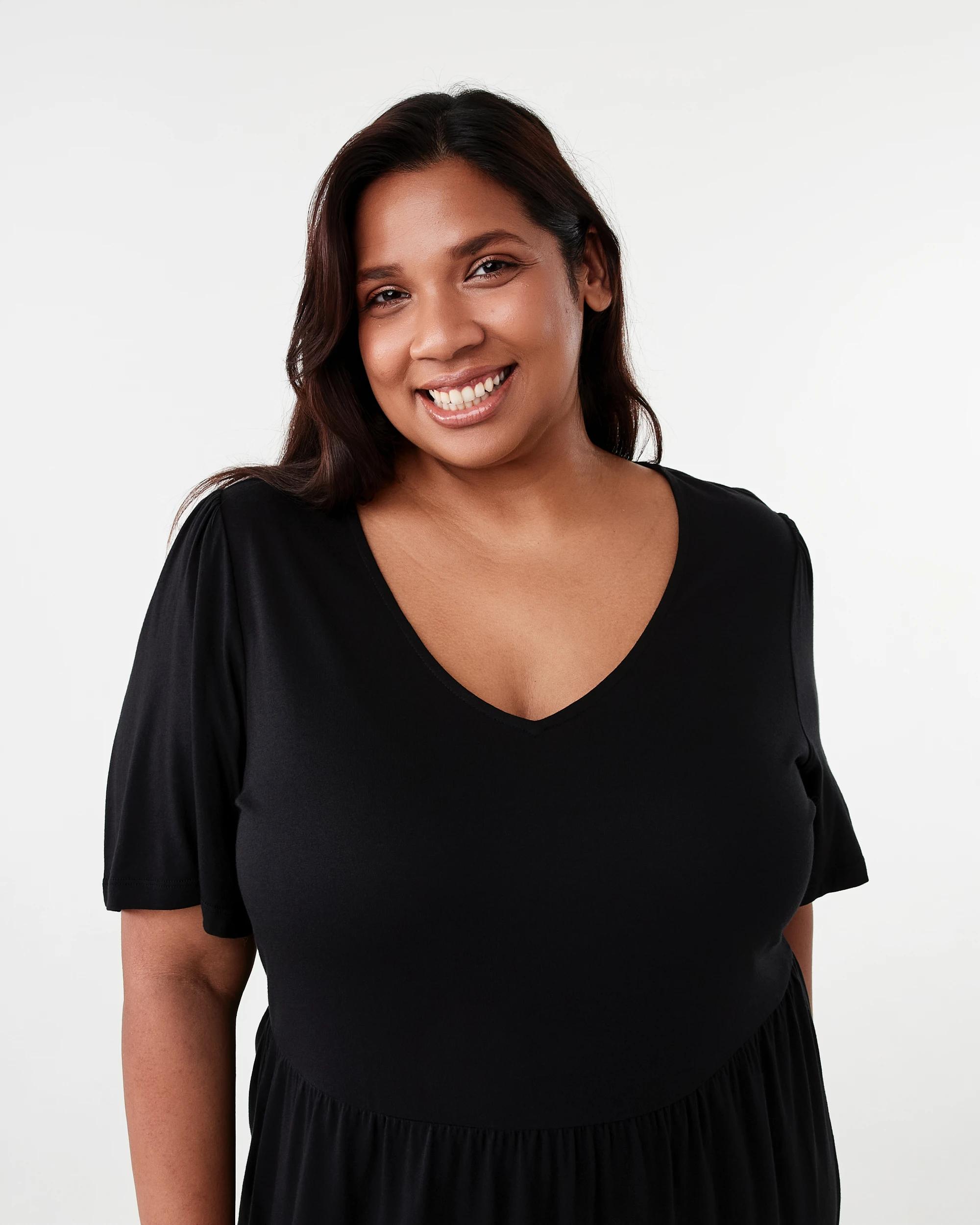 4 Curve Short Sleeve Tiered Knit Midi Dress Black, 4 of 7