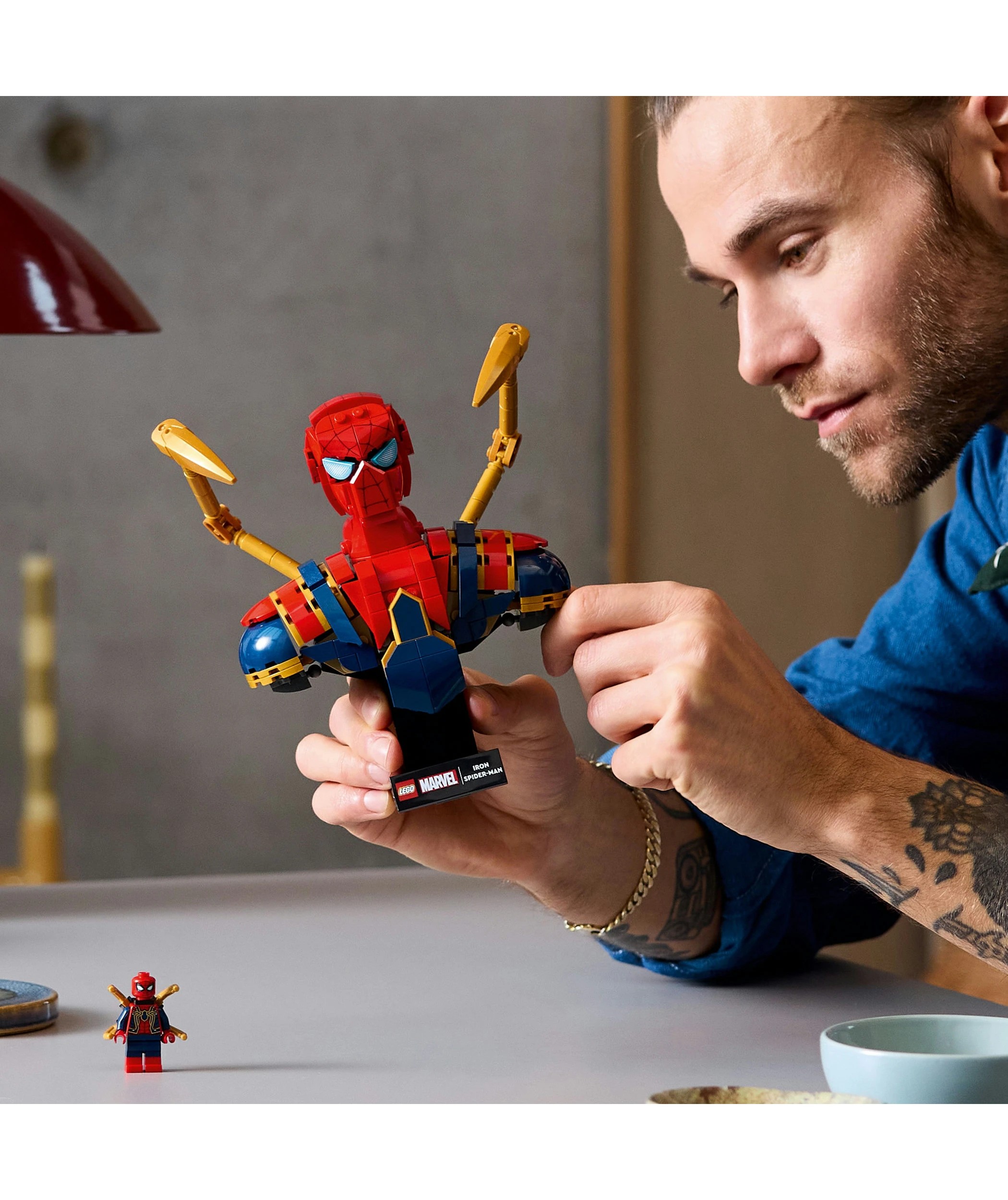 9 LEGO Super Heroes Iron Spider-Man Bust 76326, 9 of 10