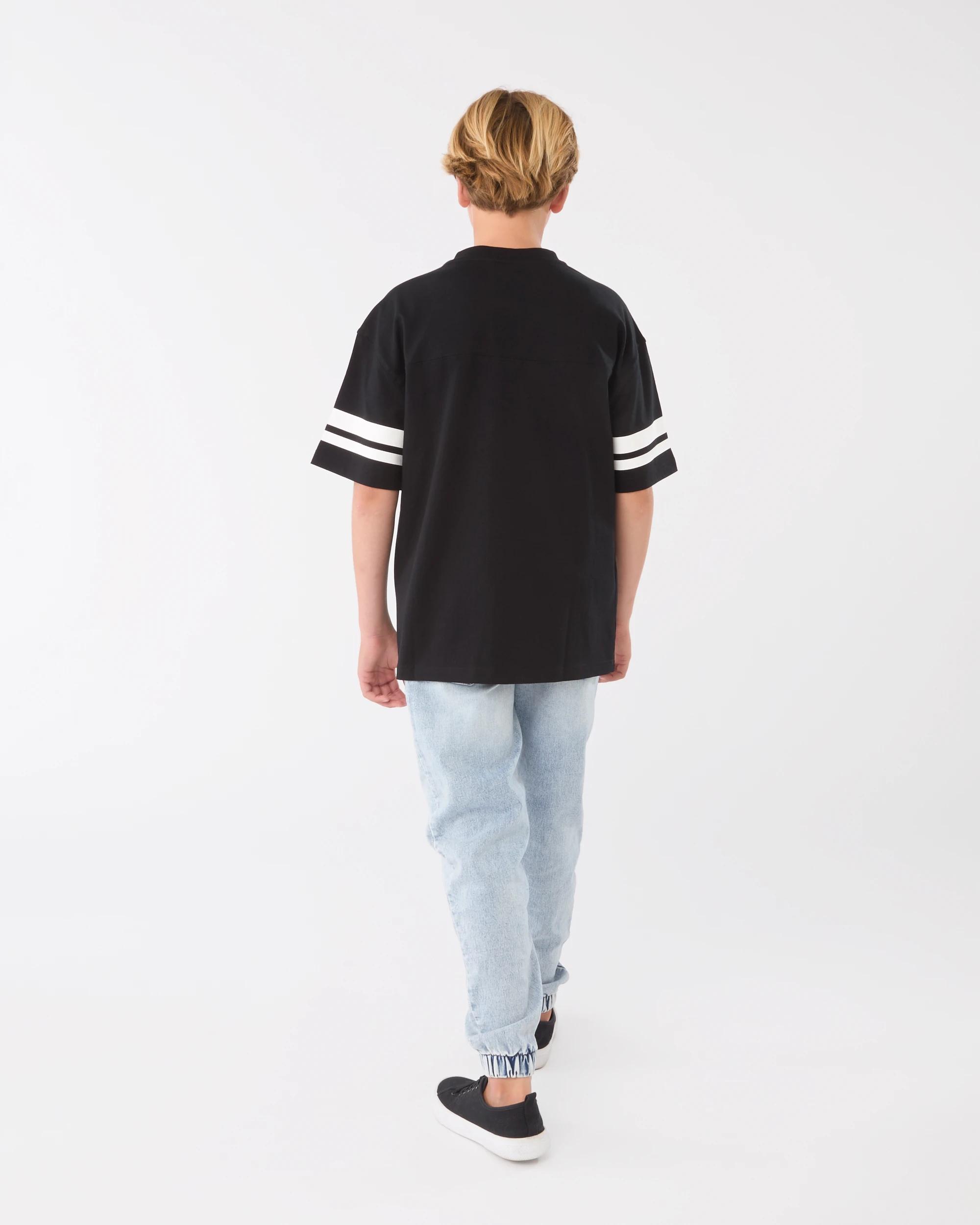 8 Short Sleeve V-neck Oversized T-shirt Black, 8 of 8